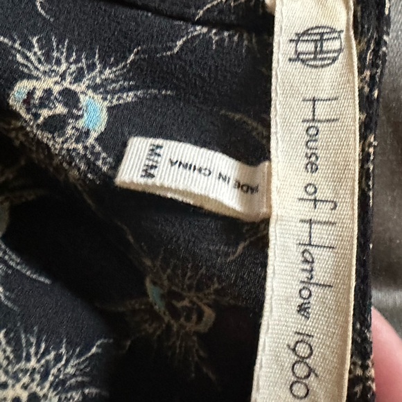 House of Harlow Long Sleeve Blouse With One Button on Back. Size medium - Picture 6 of 10